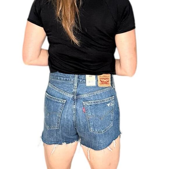 LEVIS Medium‎ Wash Denim Low Pro Straight Shorts Women's Size 26 NWT Frayed Hems - Picture 9 of 10